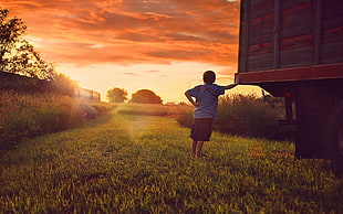 boy's blue t-shirt and black shorts, sunset HD wallpaper
