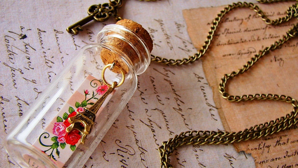 clear glass cork vial pendant necklace, Eiffel Tower, keys, bottles, chains HD wallpaper