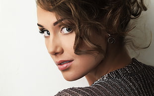 brown haired woman wearing gray shirt HD wallpaper