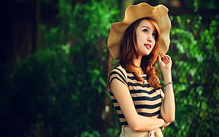 woman in brown and black stripe shirt and brown straw hat HD wallpaper