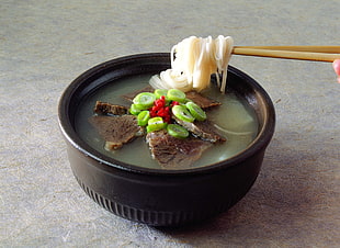 black ceramic bowl with noddle soup