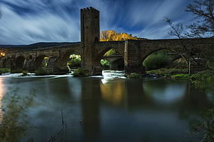 brown arch bridge under blue sky HD wallpaper