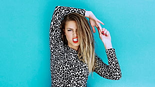 women's black and gray leopard long-sleeved crew-neck top HD wallpaper