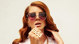 woman wearing sunglasses and white shirt standing HD wallpaper