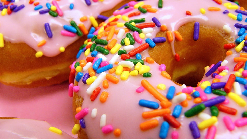 donut with sprinkles, closeup, donut, dessert, sprinkles HD wallpaper