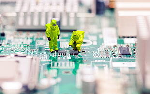 shallow focus photography of green circuit board HD wallpaper