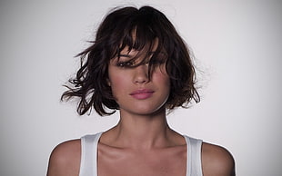 short-haired woman wearing white tank top HD wallpaper