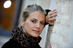 woman wearing black and white leopard-pattern scarf near wall HD wallpaper