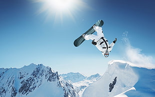 closeup photo of person riding snowboard on mountain cover by snow HD wallpaper