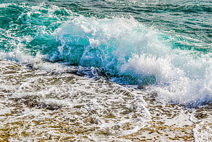 sea waves during daytime