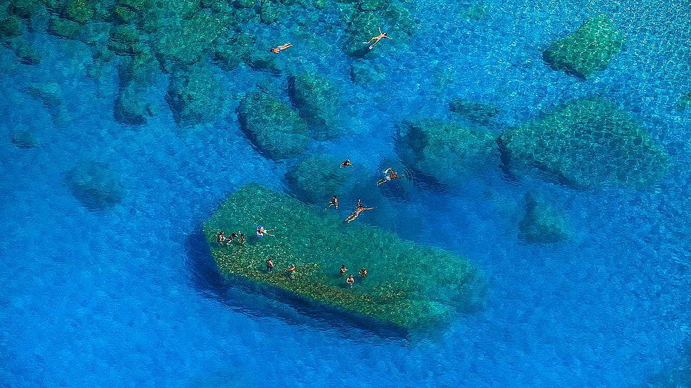top view of island, sea, people HD wallpaper