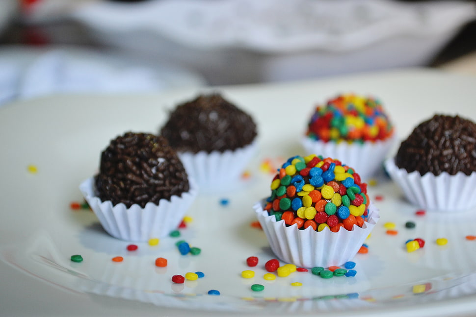 multicolored baked cupcakes in close-up photography HD wallpaper