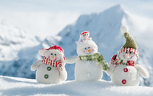 three snowman figurines, snowmen, snow, depth of field, winter