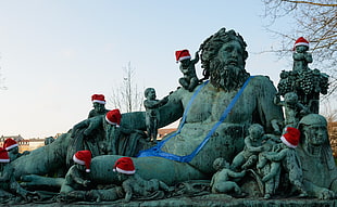 statues with Santa Claus hats HD wallpaper