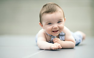 baby in gray overalls crawling while smiling HD wallpaper