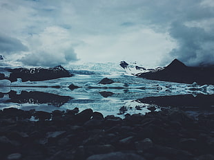 sea waves near rocks under blue sky HD wallpaper