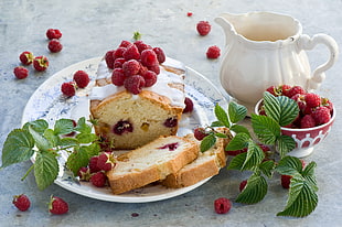 brown loaf bread with white cream and berries on top HD wallpaper