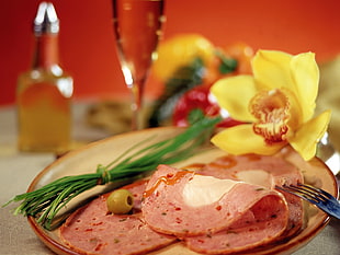 ham dish on plate HD wallpaper