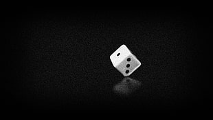close up photography of dice at 3 and 1 HD wallpaper