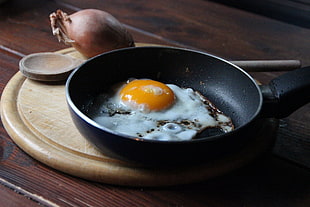 fried egg on black frying pan HD wallpaper
