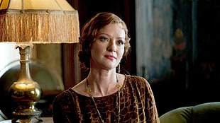 woman wears brown scoop-neck tops near white table lamp HD wallpaper