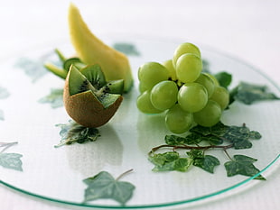 still-life photo of white grapes and kiwi fruit HD wallpaper