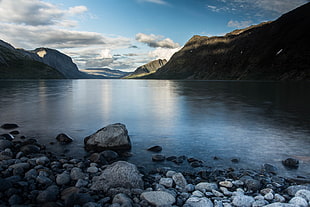 gray stones and calm body of water during daytime, gjende HD wallpaper