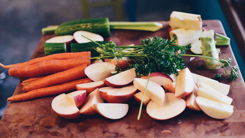 closeup photo of sliced apples, carrots, and cucumbers HD wallpaper