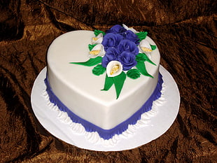 heart-shape cake with Call Lily and Rose flower decors HD wallpaper