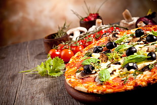 shallow focus photography of pizza topped with basil, olives, and tomatoes HD wallpaper