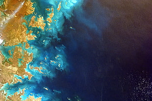 aerial shot of body of water near land HD wallpaper