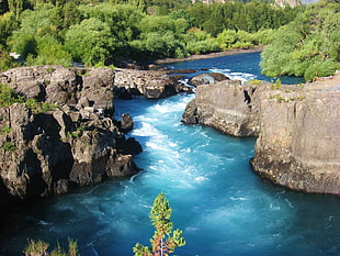 blue body of water and gray rocks during daytime HD wallpaper