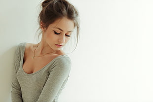 women's gray scoop-neck shirt HD wallpaper