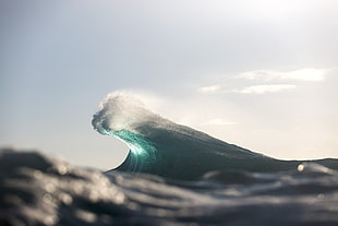 ocean waves during daytime