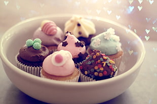 seven cupcakes with round ceramic bowl HD wallpaper