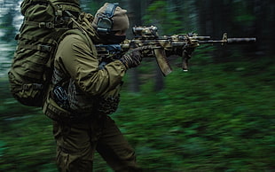 man in army uniform using rifle