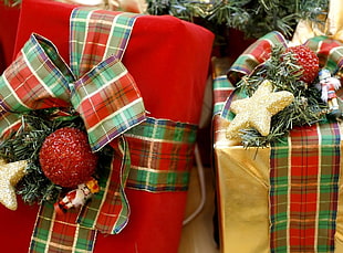 two red and green gift boxes HD wallpaper