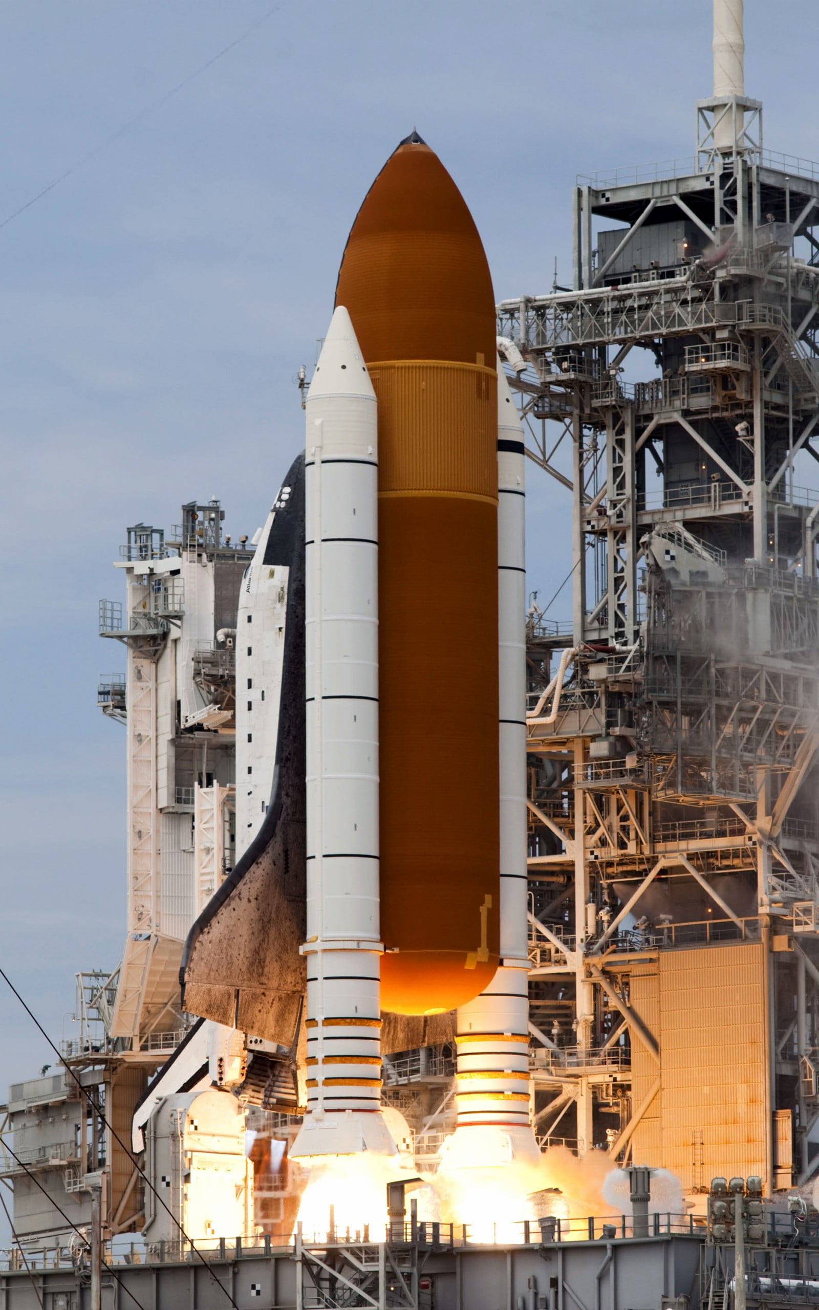 Brown and white space shuttle, Space Shuttle Atlantis, NASA, launch ...