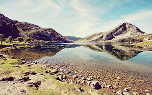 lake with hills at daylight photography HD wallpaper