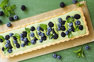 baked tart with blueberries and blackberrries HD wallpaper