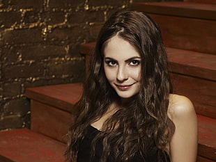woman wearing black top on brown stair smiling HD wallpaper