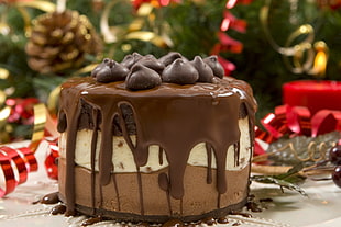 closeup photo of ice cream cake topped with chocolate HD wallpaper