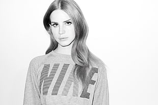 woman wearing Nike crew-neck top grayscale photography HD wallpaper
