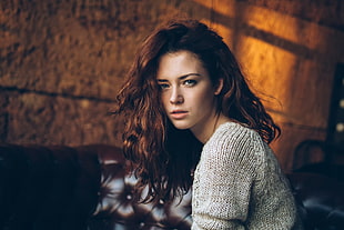 woman wearing gray knitted top