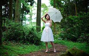 woman wearing white tube dress holding white umbrella HD wallpaper