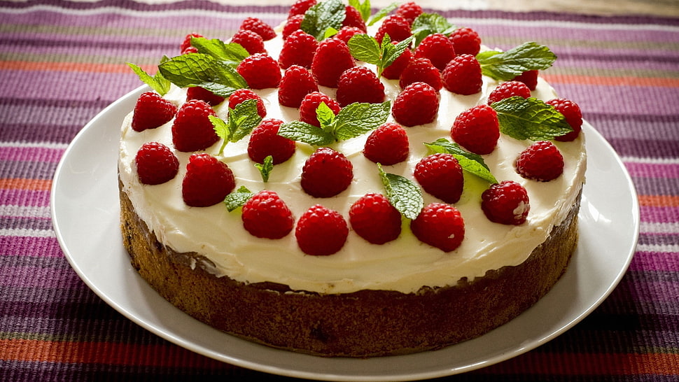 caramel cake with strawberry on top HD wallpaper