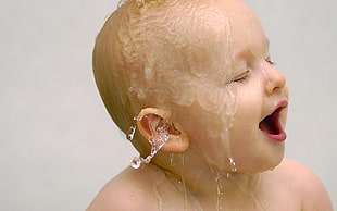 baby while bathing photo HD wallpaper