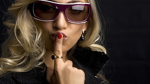 woman wearing oversized sunglasses and gold-colored ring in her index finger HD wallpaper
