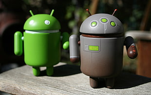 two gray and green Android figurines HD wallpaper