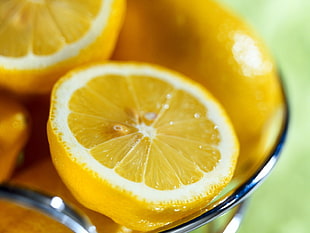 shallow focus photography of sliced lemon